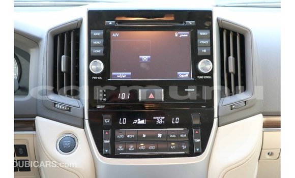 Buy Import Toyota Land Cruiser White Car in Import - Dubai in Region of Bouenza Buy Import Toyota Land Cruiser White Car in Import - Dubai in Region of Bouenza