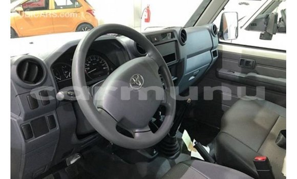 Buy Import Toyota Land Cruiser White Car in Import - Dubai in Region of Bouenza Buy Import Toyota Land Cruiser White Car in Import - Dubai in Region of Bouenza