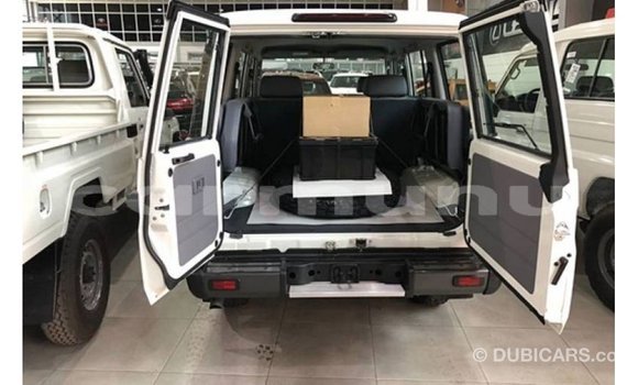 Acheter Import Voiture Toyota Land Cruiser Blanc à Import - Dubai, Région de la Bouenza Acheter Import Voiture Toyota Land Cruiser Blanc à Import - Dubai, Région de la Bouenza