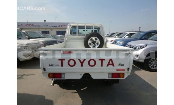 Buy Import Toyota Land Cruiser White Car in Import - Dubai in Region of Bouenza Buy Import Toyota Land Cruiser White Car in Import - Dubai in Region of Bouenza