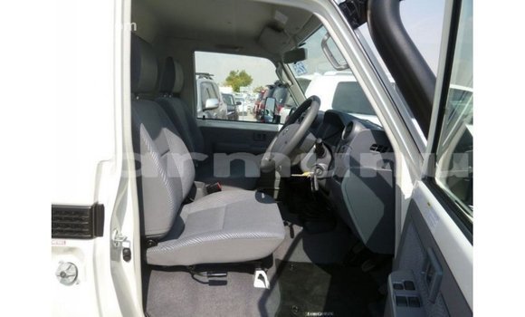 Buy Import Toyota Land Cruiser White Car in Import - Dubai in Region of Bouenza Buy Import Toyota Land Cruiser White Car in Import - Dubai in Region of Bouenza