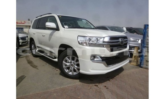 Buy Import Toyota Land Cruiser White Car in Import - Dubai in Region of Bouenza Buy Import Toyota Land Cruiser White Car in Import - Dubai in Region of Bouenza