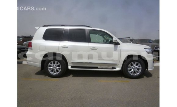 Buy Import Toyota Land Cruiser White Car in Import - Dubai in Region of Bouenza Buy Import Toyota Land Cruiser White Car in Import - Dubai in Region of Bouenza