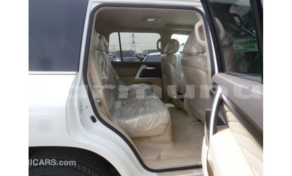 Buy Import Toyota Land Cruiser White Car in Import - Dubai in Region of Bouenza Buy Import Toyota Land Cruiser White Car in Import - Dubai in Region of Bouenza