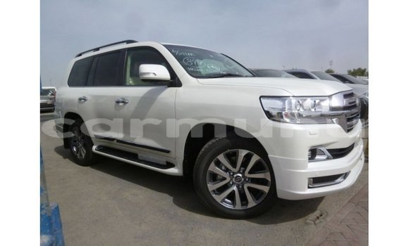 Buy Import Toyota Land Cruiser White Car in Import - Dubai in Region of Bouenza Buy Import Toyota Land Cruiser White Car in Import - Dubai in Region of Bouenza