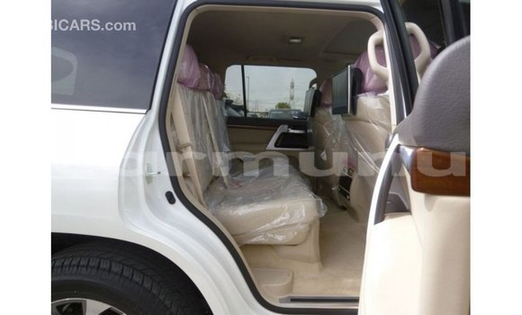 Buy Import Toyota Land Cruiser White Car in Import - Dubai in Region of Bouenza Buy Import Toyota Land Cruiser White Car in Import - Dubai in Region of Bouenza