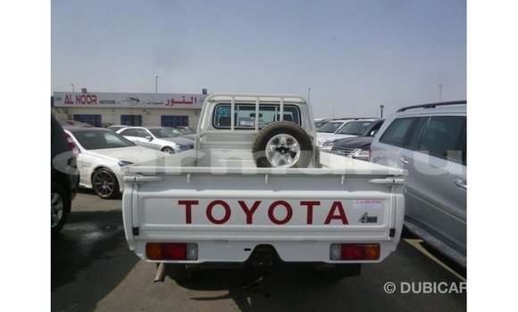 Acheter Import Voiture Toyota Land Cruiser Blanc à Import - Dubai, Région de la Bouenza Acheter Import Voiture Toyota Land Cruiser Blanc à Import - Dubai, Région de la Bouenza