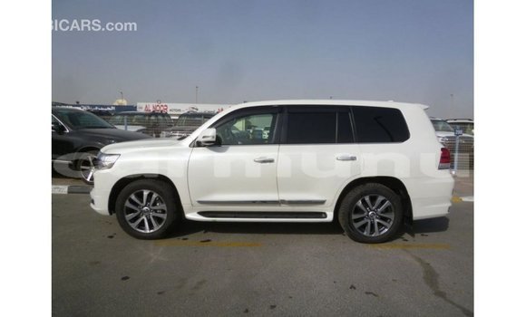 Buy Import Toyota Land Cruiser White Car in Import - Dubai in Region of Bouenza Buy Import Toyota Land Cruiser White Car in Import - Dubai in Region of Bouenza