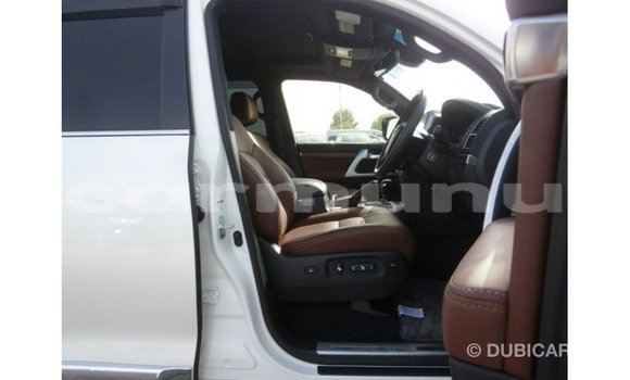 Buy Import Toyota Land Cruiser White Car in Import - Dubai in Region of Bouenza Buy Import Toyota Land Cruiser White Car in Import - Dubai in Region of Bouenza