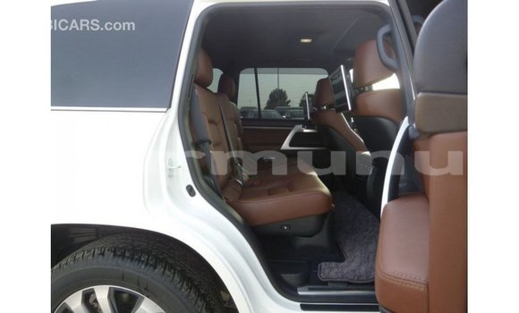 Buy Import Toyota Land Cruiser White Car in Import - Dubai in Region of Bouenza Buy Import Toyota Land Cruiser White Car in Import - Dubai in Region of Bouenza