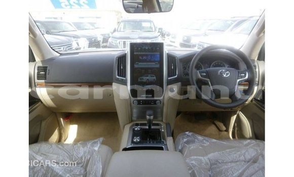 Buy Import Toyota Land Cruiser White Car in Import - Dubai in Region of Bouenza Buy Import Toyota Land Cruiser White Car in Import - Dubai in Region of Bouenza