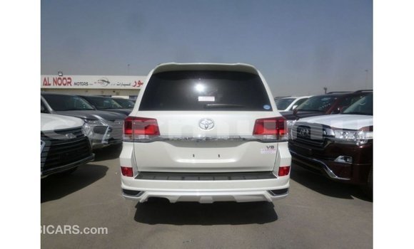 Buy Import Toyota Land Cruiser White Car in Import - Dubai in Region of Bouenza Buy Import Toyota Land Cruiser White Car in Import - Dubai in Region of Bouenza