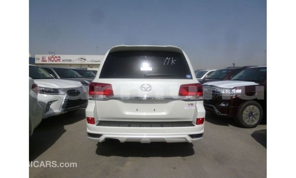 Buy Import Toyota Land Cruiser White Car in Import - Dubai in Region of Bouenza Buy Import Toyota Land Cruiser White Car in Import - Dubai in Region of Bouenza
