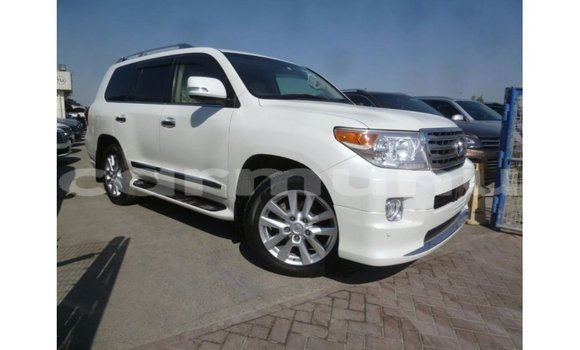 Acheter Import Voiture Toyota Land Cruiser Blanc à Import - Dubai, Région de la Bouenza Acheter Import Voiture Toyota Land Cruiser Blanc à Import - Dubai, Région de la Bouenza