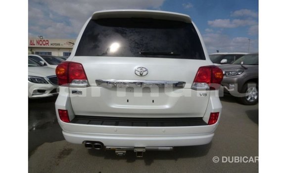 Acheter Import Voiture Toyota Land Cruiser Blanc à Import - Dubai, Région de la Bouenza Acheter Import Voiture Toyota Land Cruiser Blanc à Import - Dubai, Région de la Bouenza