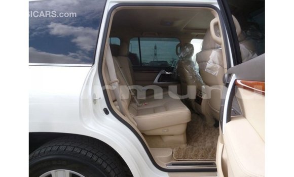 Acheter Import Voiture Toyota Land Cruiser Blanc à Import - Dubai, Région de la Bouenza Acheter Import Voiture Toyota Land Cruiser Blanc à Import - Dubai, Région de la Bouenza
