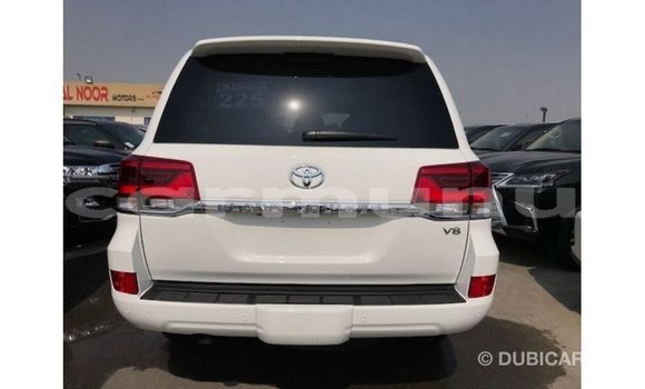 Acheter Import Voiture Toyota Land Cruiser Blanc à Import - Dubai, Région de la Bouenza Acheter Import Voiture Toyota Land Cruiser Blanc à Import - Dubai, Région de la Bouenza