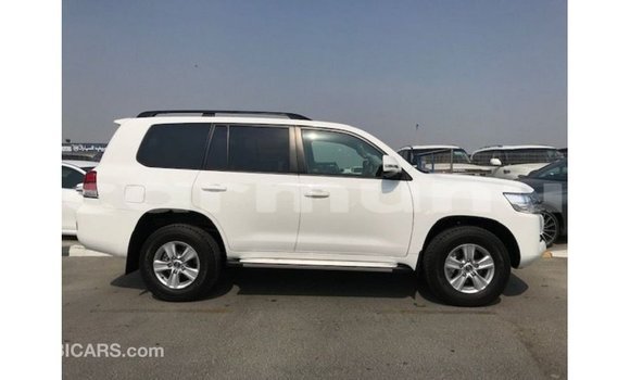 Acheter Import Voiture Toyota Land Cruiser Blanc à Import - Dubai, Région de la Bouenza Acheter Import Voiture Toyota Land Cruiser Blanc à Import - Dubai, Région de la Bouenza