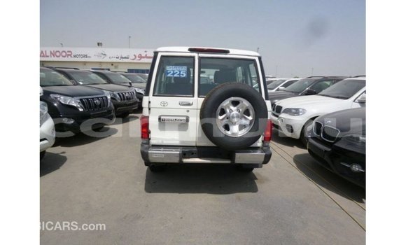 Buy Import Toyota Land Cruiser White Car in Import - Dubai in Region of Bouenza Buy Import Toyota Land Cruiser White Car in Import - Dubai in Region of Bouenza