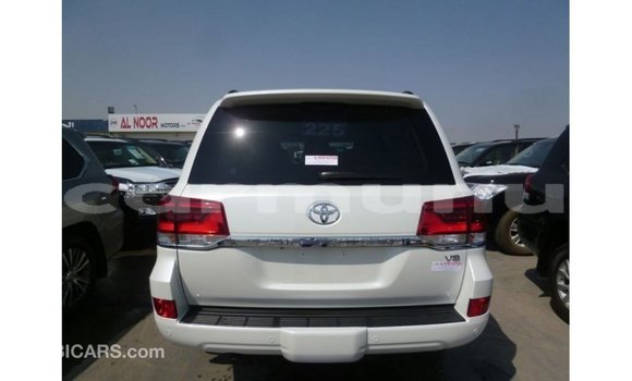 Buy Import Toyota Land Cruiser White Car in Import - Dubai in Region of Bouenza Buy Import Toyota Land Cruiser White Car in Import - Dubai in Region of Bouenza