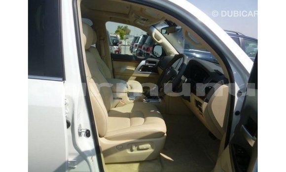 Buy Import Toyota Land Cruiser White Car in Import - Dubai in Region of Bouenza Buy Import Toyota Land Cruiser White Car in Import - Dubai in Region of Bouenza