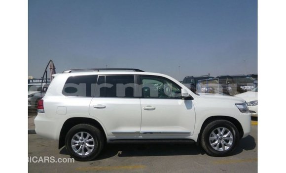 Buy Import Toyota Land Cruiser White Car in Import - Dubai in Region of Bouenza Buy Import Toyota Land Cruiser White Car in Import - Dubai in Region of Bouenza