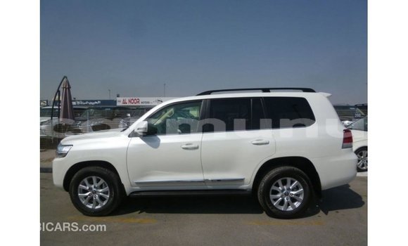 Buy Import Toyota Land Cruiser White Car in Import - Dubai in Region of Bouenza Buy Import Toyota Land Cruiser White Car in Import - Dubai in Region of Bouenza