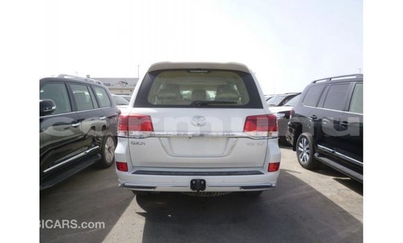 Buy Import Toyota Land Cruiser White Car in Import - Dubai in Region of Bouenza Buy Import Toyota Land Cruiser White Car in Import - Dubai in Region of Bouenza