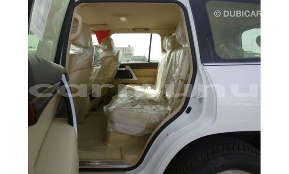 Buy Import Toyota Land Cruiser White Car in Import - Dubai in Region of Bouenza Buy Import Toyota Land Cruiser White Car in Import - Dubai in Region of Bouenza