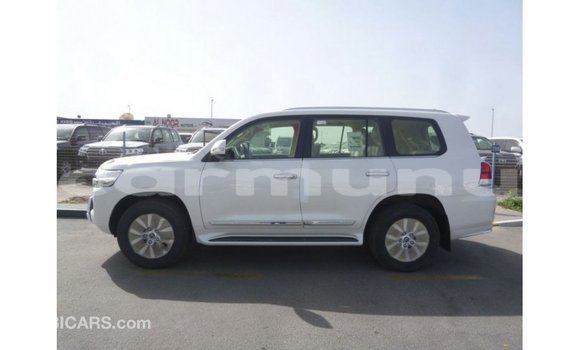 Buy Import Toyota Land Cruiser White Car in Import - Dubai in Region of Bouenza Buy Import Toyota Land Cruiser White Car in Import - Dubai in Region of Bouenza