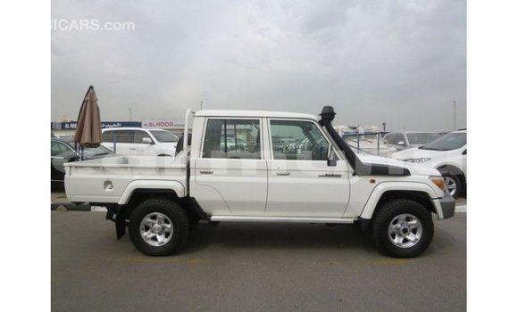 Acheter Import Voiture Toyota Land Cruiser Blanc à Import - Dubai, Région de la Bouenza Acheter Import Voiture Toyota Land Cruiser Blanc à Import - Dubai, Région de la Bouenza