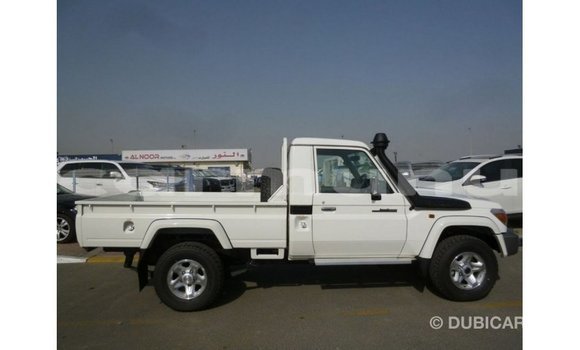 Buy Import Toyota Land Cruiser White Car in Import - Dubai in Region of Bouenza Buy Import Toyota Land Cruiser White Car in Import - Dubai in Region of Bouenza