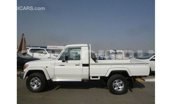 Buy Import Toyota Land Cruiser White Car in Import - Dubai in Region of Bouenza Buy Import Toyota Land Cruiser White Car in Import - Dubai in Region of Bouenza