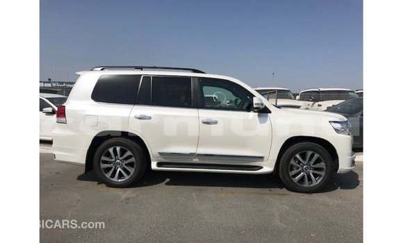 Acheter Import Voiture Toyota Land Cruiser Blanc à Import - Dubai, Région de la Bouenza Acheter Import Voiture Toyota Land Cruiser Blanc à Import - Dubai, Région de la Bouenza