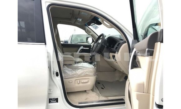 Buy Import Toyota Land Cruiser White Car in Import - Dubai in Region of Bouenza Buy Import Toyota Land Cruiser White Car in Import - Dubai in Region of Bouenza