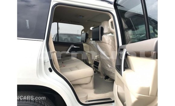 Buy Import Toyota Land Cruiser White Car in Import - Dubai in Region of Bouenza Buy Import Toyota Land Cruiser White Car in Import - Dubai in Region of Bouenza