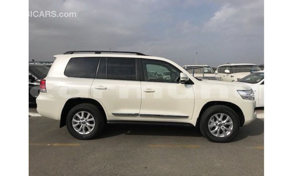 Buy Import Toyota Land Cruiser White Car in Import - Dubai in Region of Bouenza Buy Import Toyota Land Cruiser White Car in Import - Dubai in Region of Bouenza
