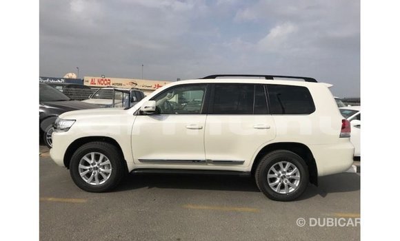 Buy Import Toyota Land Cruiser White Car in Import - Dubai in Region of Bouenza Buy Import Toyota Land Cruiser White Car in Import - Dubai in Region of Bouenza