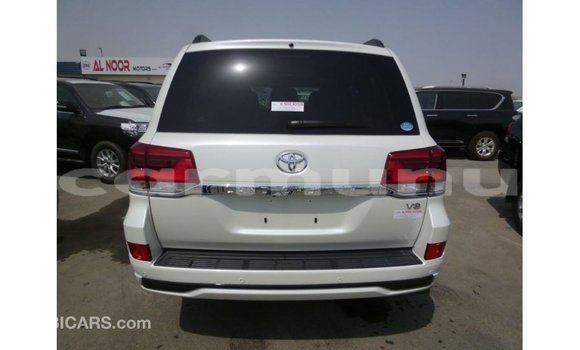 Buy Import Toyota Land Cruiser White Car in Import - Dubai in Region of Bouenza Buy Import Toyota Land Cruiser White Car in Import - Dubai in Region of Bouenza
