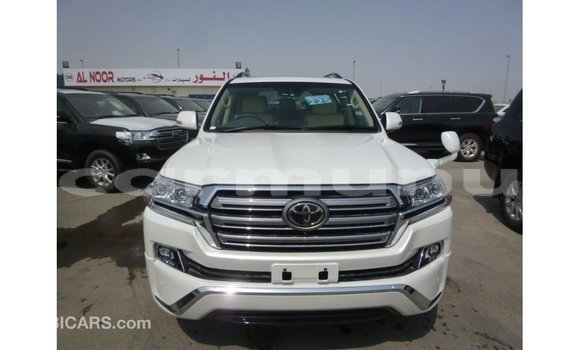 Buy Import Toyota Land Cruiser White Car in Import - Dubai in Region of Bouenza Buy Import Toyota Land Cruiser White Car in Import - Dubai in Region of Bouenza