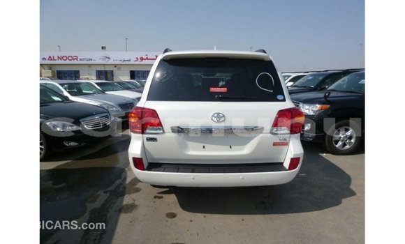 Acheter Import Voiture Toyota Land Cruiser Blanc à Import - Dubai, Région de la Bouenza Acheter Import Voiture Toyota Land Cruiser Blanc à Import - Dubai, Région de la Bouenza