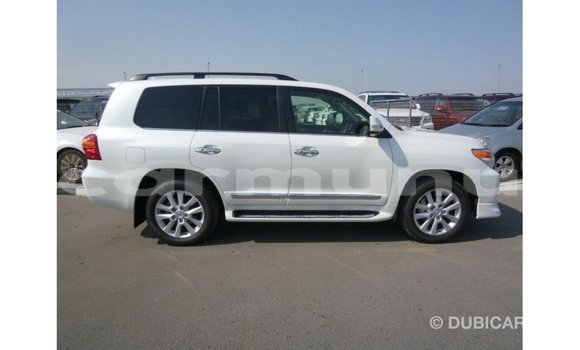 Acheter Import Voiture Toyota Land Cruiser Blanc à Import - Dubai, Région de la Bouenza Acheter Import Voiture Toyota Land Cruiser Blanc à Import - Dubai, Région de la Bouenza