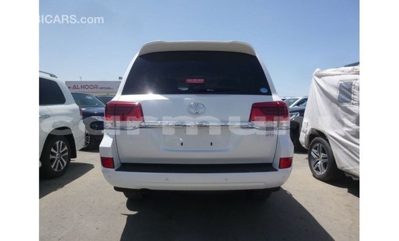 Buy Import Toyota Land Cruiser White Car in Import - Dubai in Region of Bouenza Buy Import Toyota Land Cruiser White Car in Import - Dubai in Region of Bouenza