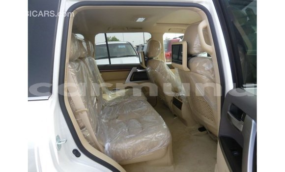Buy Import Toyota Land Cruiser White Car in Import - Dubai in Region of Bouenza Buy Import Toyota Land Cruiser White Car in Import - Dubai in Region of Bouenza