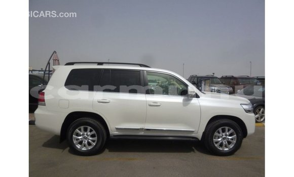 Acheter Import Voiture Toyota Land Cruiser Blanc à Import - Dubai, Région de la Bouenza Acheter Import Voiture Toyota Land Cruiser Blanc à Import - Dubai, Région de la Bouenza