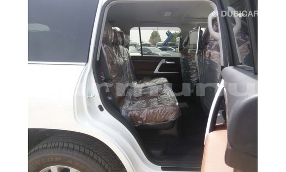 Acheter Import Voiture Toyota Land Cruiser Blanc à Import - Dubai, Région de la Bouenza Acheter Import Voiture Toyota Land Cruiser Blanc à Import - Dubai, Région de la Bouenza