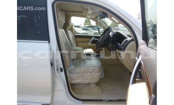 Buy Import Toyota Land Cruiser White Car in Import - Dubai in Region of Bouenza Buy Import Toyota Land Cruiser White Car in Import - Dubai in Region of Bouenza