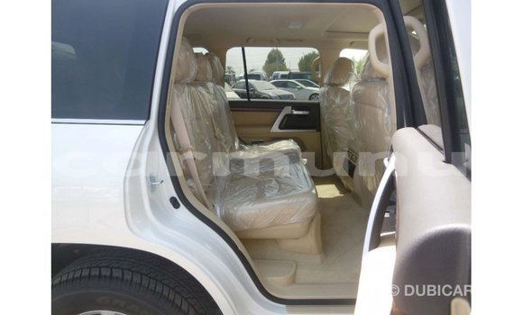 Buy Import Toyota Land Cruiser White Car in Import - Dubai in Region of Bouenza Buy Import Toyota Land Cruiser White Car in Import - Dubai in Region of Bouenza