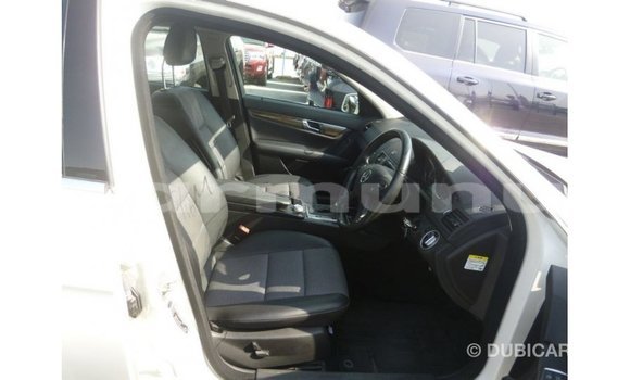 Buy Import Mercedes-Benz 200 White Car in Import - Dubai in Region of Bouenza Buy Import Mercedes-Benz 200 White Car in Import - Dubai in Region of Bouenza