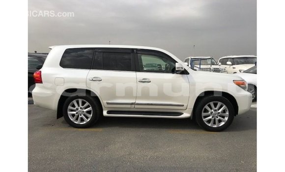 Acheter Import Voiture Toyota Land Cruiser Blanc à Import - Dubai, Région de la Bouenza Acheter Import Voiture Toyota Land Cruiser Blanc à Import - Dubai, Région de la Bouenza